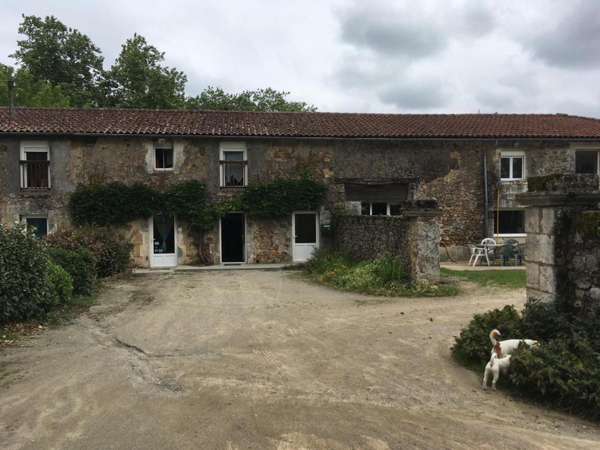 Ferme Gite Equestre En Charente Confolens Esterno foto