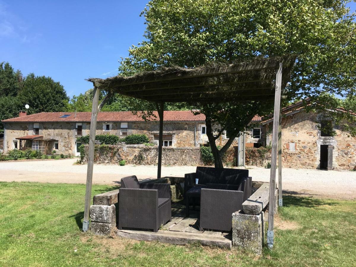 Ferme Gite Equestre En Charente Confolens Esterno foto