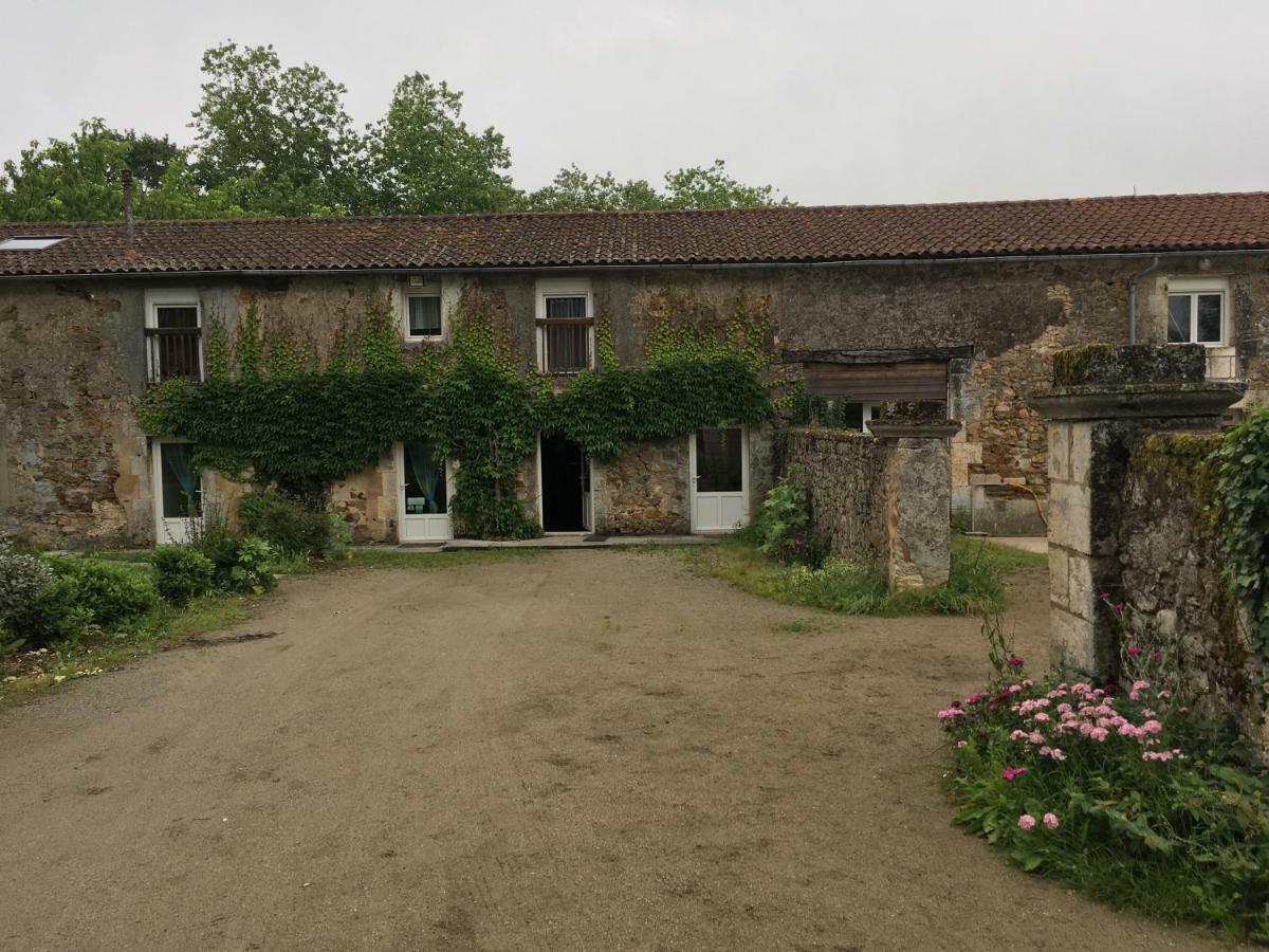 Ferme Gite Equestre En Charente Confolens Esterno foto